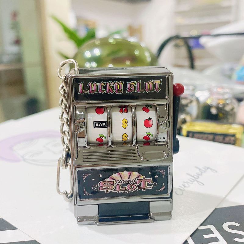 Key ring designed in the form of a slot machine