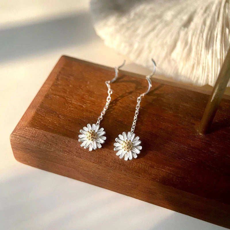 Sweet Daisy Wave Threader Earrings