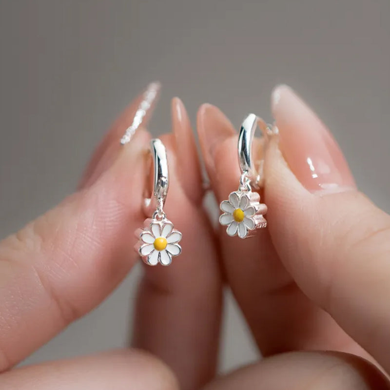 Women's Short Daisy Earrings