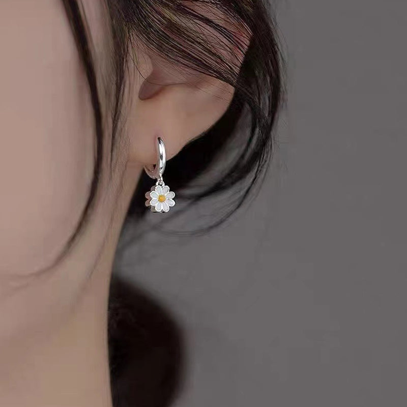 Women's Short Daisy Earrings