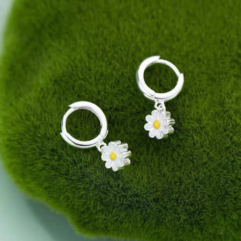 Women's Short Daisy Earrings