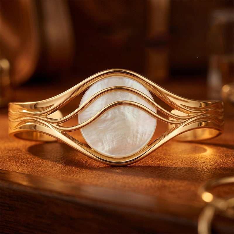Golden Hollow Elegance Armband