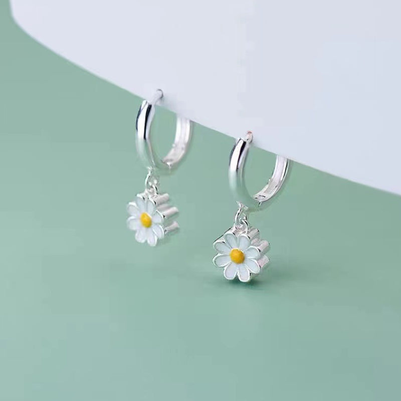 Women's Short Daisy Earrings