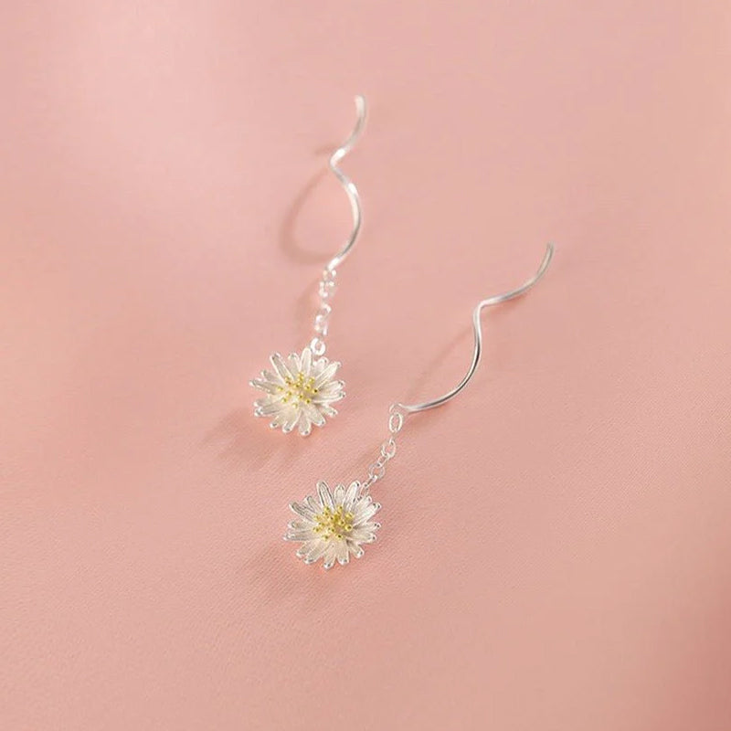 Sweet Daisy Wave Threader Earrings