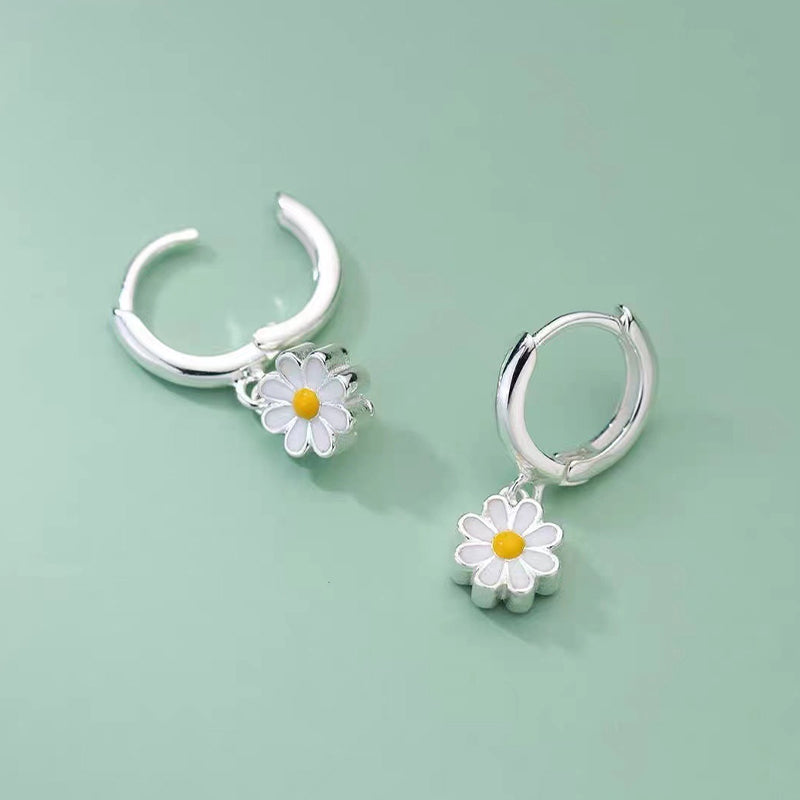 Women's Short Daisy Earrings