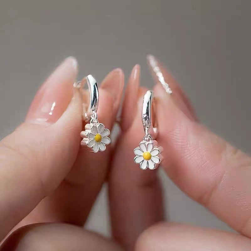 Women's Short Daisy Earrings