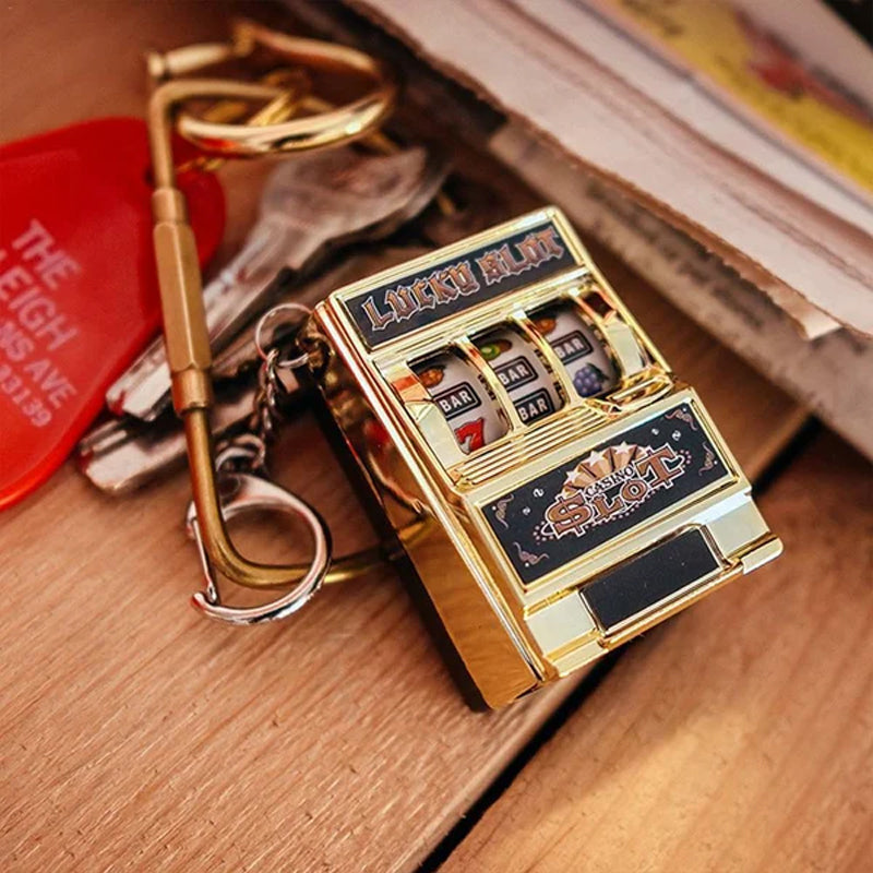 Key ring designed in the form of a slot machine