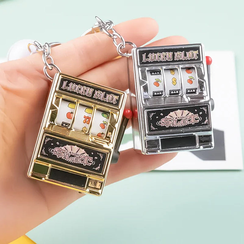 Key ring designed in the form of a slot machine