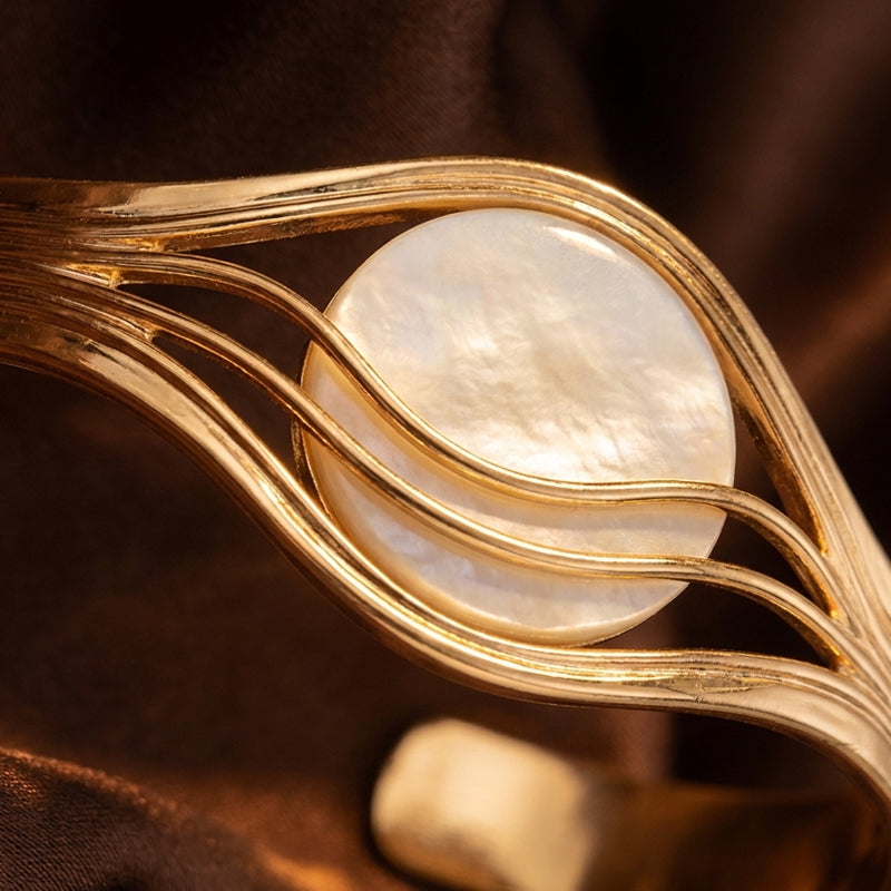 Golden Hollow Elegance Armband