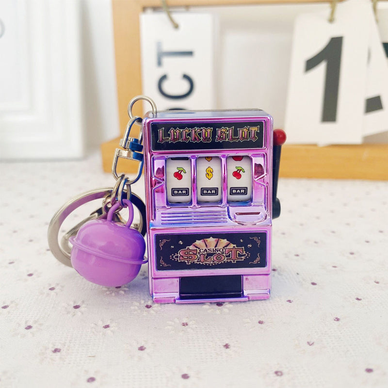 Key ring designed in the form of a slot machine