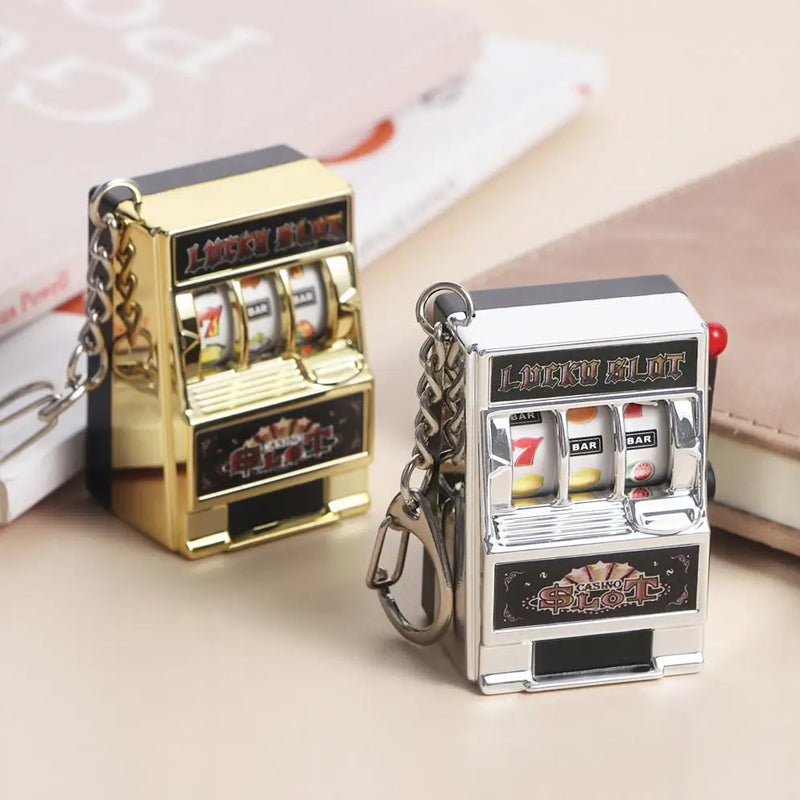 Key ring designed in the form of a slot machine
