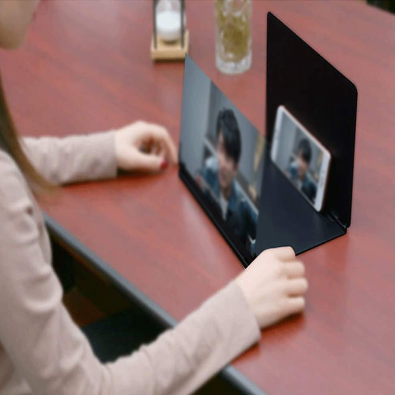 Clamshell Screen Magnifier