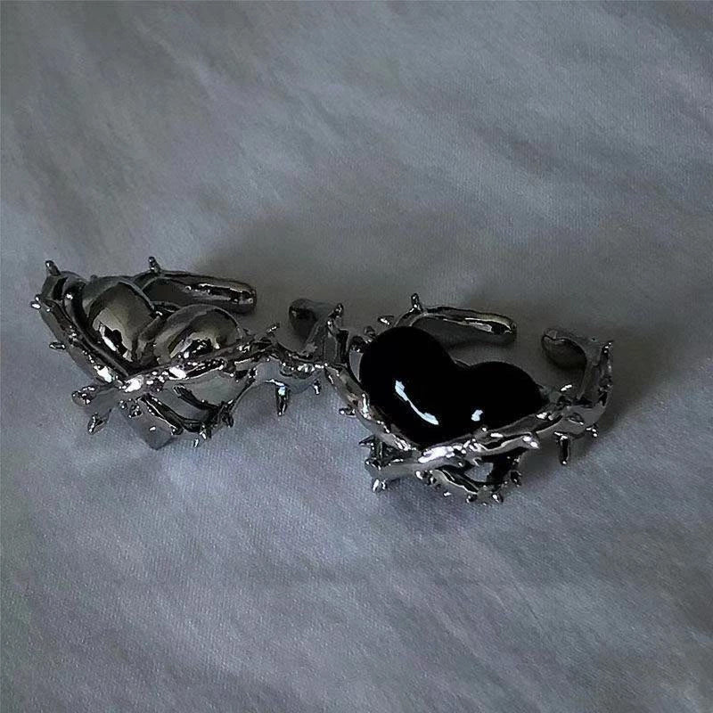 Vintage Thorns Love Heart Ring